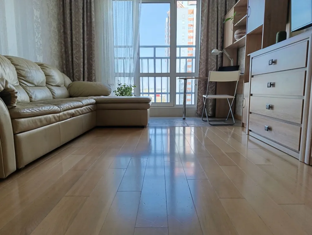 Светлая трёхкомнатная квартира у метро, 4 станции до центра, парковка