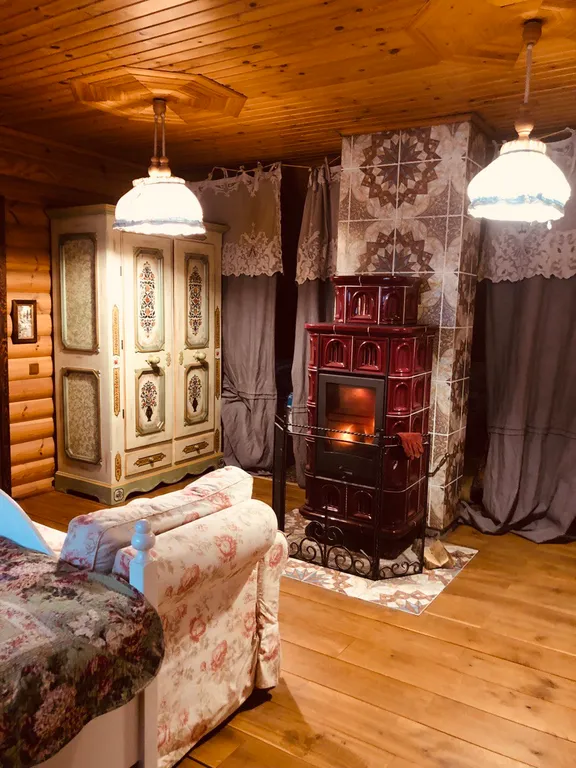 Изба (дом) из экологически чистого бревна под камышовой крышей в лесу