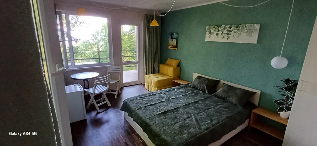 Уютная комната в доме Остановка Море с видом на море и лес