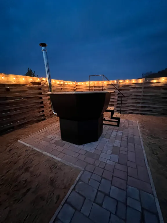 Уютный домик на берегу реки с горячим чаном