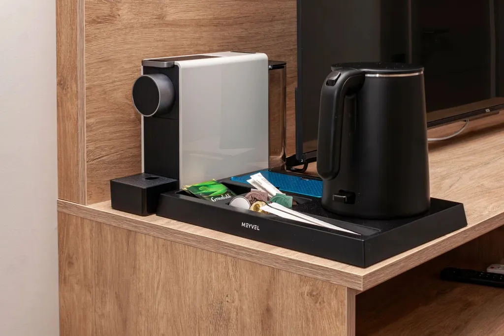 Номер с видом на тихое лесное озеро, лес и гору