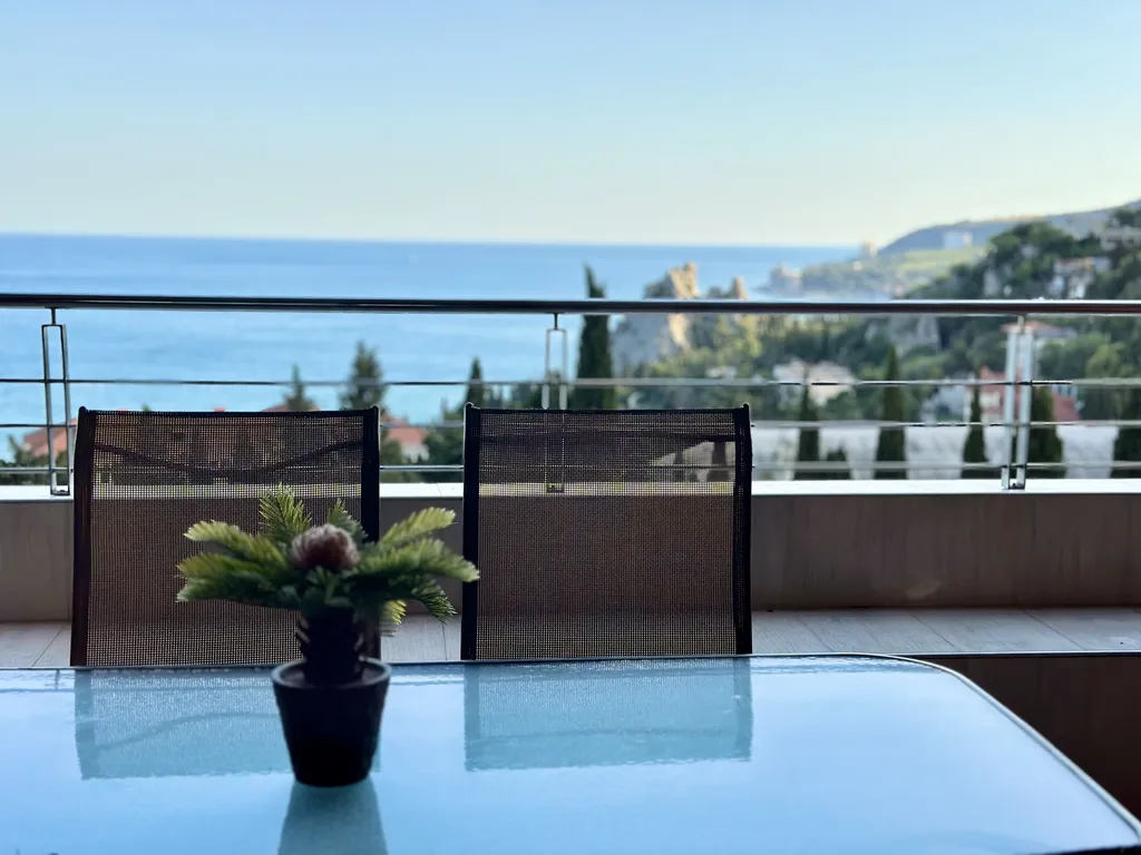 Апартамент с двумя спальнями и видом на море в современном ЖК