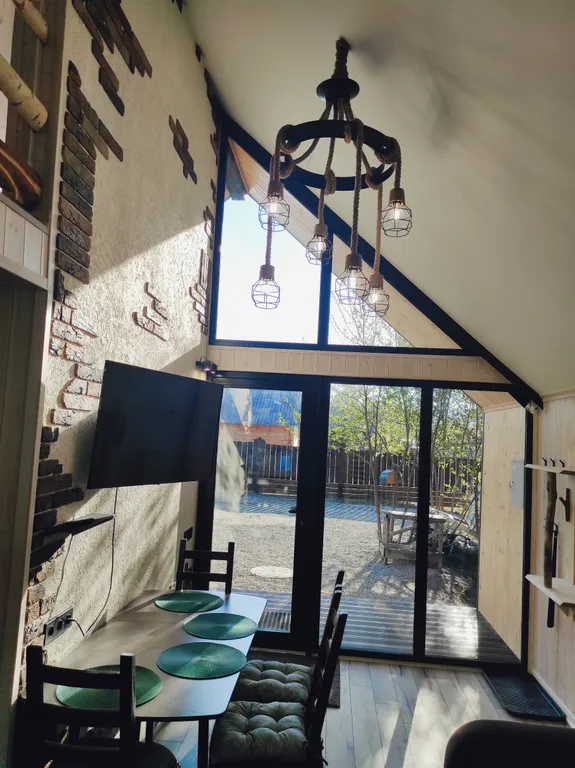 Биг-Лодж с панорамными окнами на Алтае