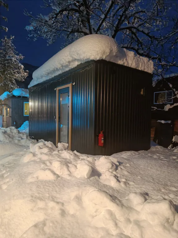 Тёплый домик в лесу с видом на горы