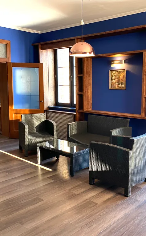 Вилла с квадратным бассейном