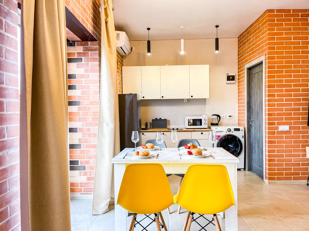 Большие апартаменты с кухней и стиральной машиной на берегу моря