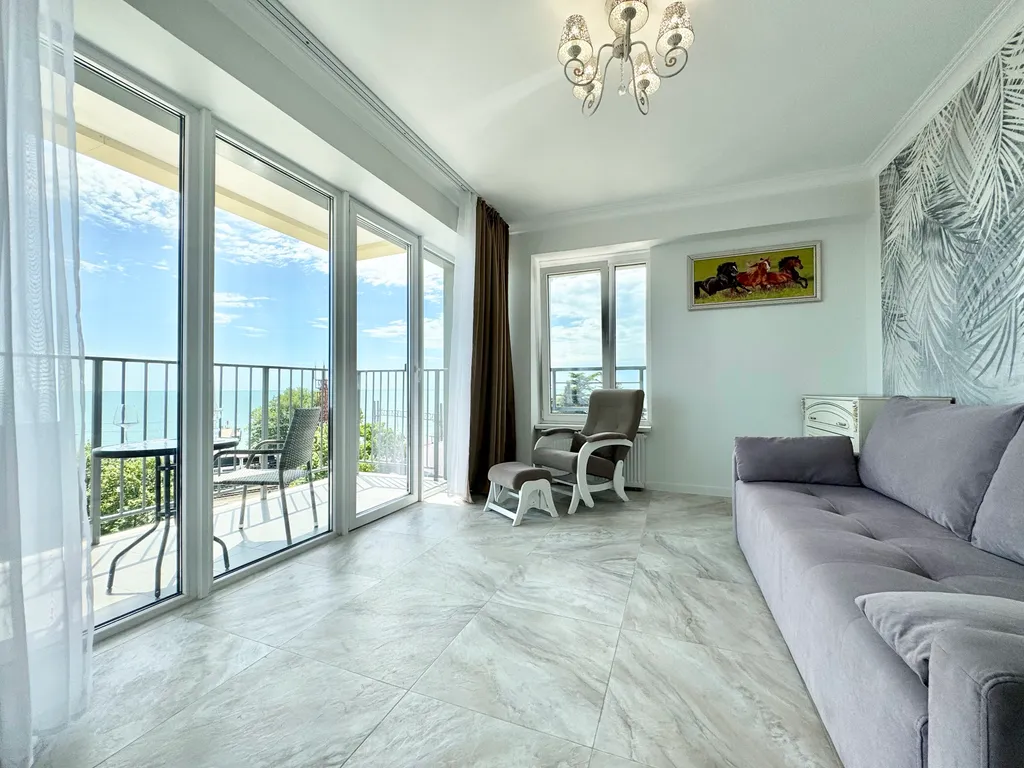 Двухкомнатная квартира с прямым видом на море