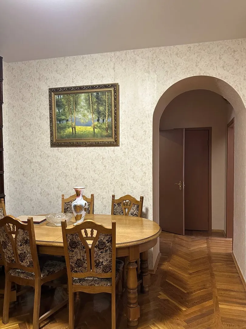 Гостиная с большим столом и библиотекой