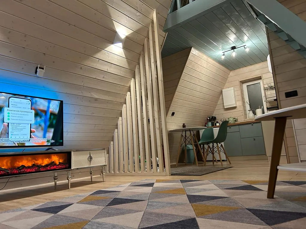 Дом-шалаш на берегу озера