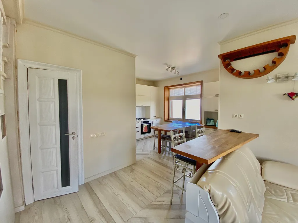 Двухуровневые просторные апартаменты с видом на море.