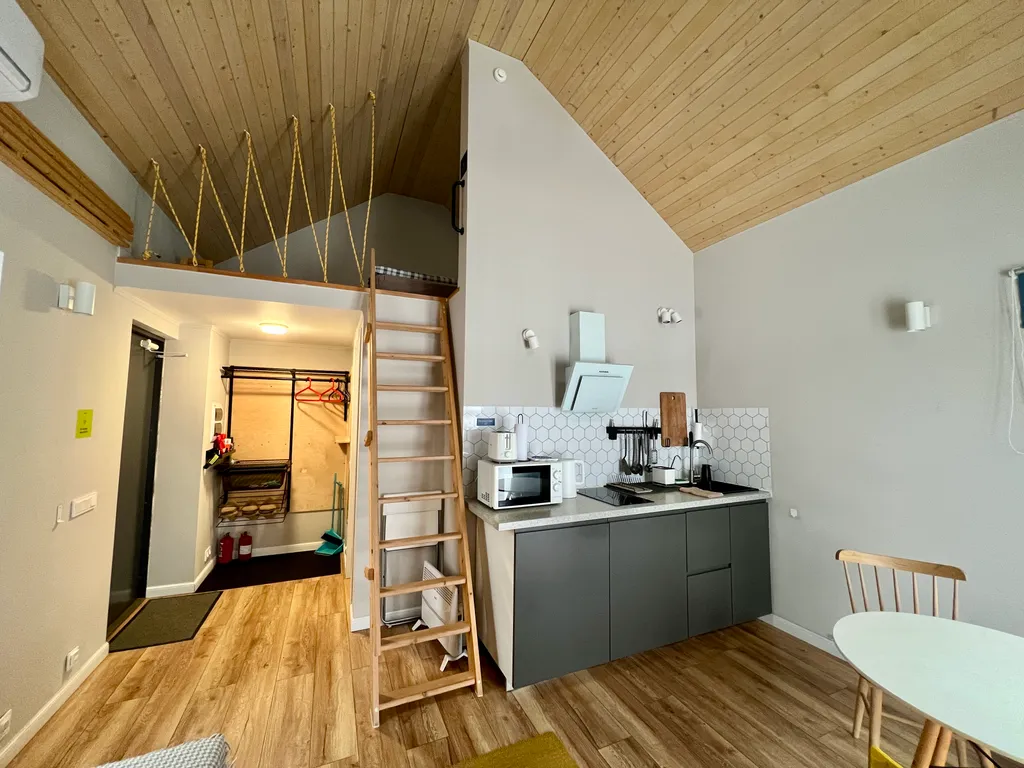 Зеленый домик в поле