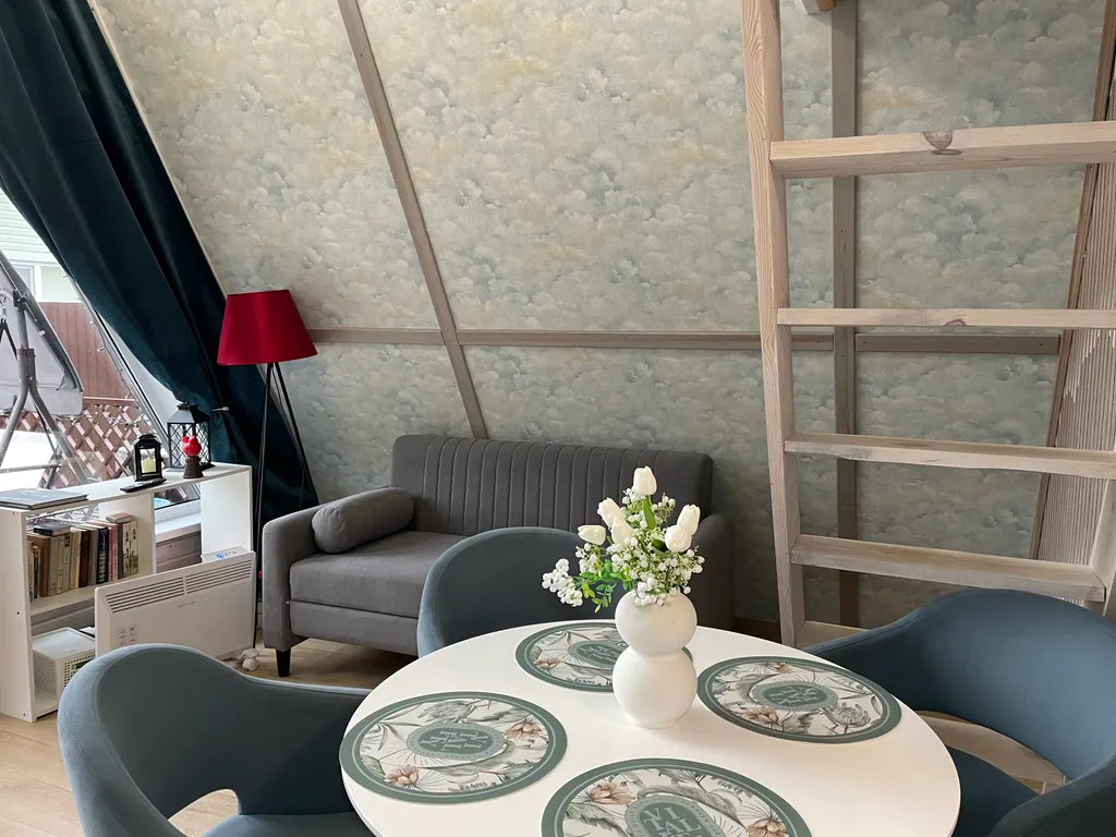 Сказочный А-фрейм с отдельной баней из липы в заповедном лесу