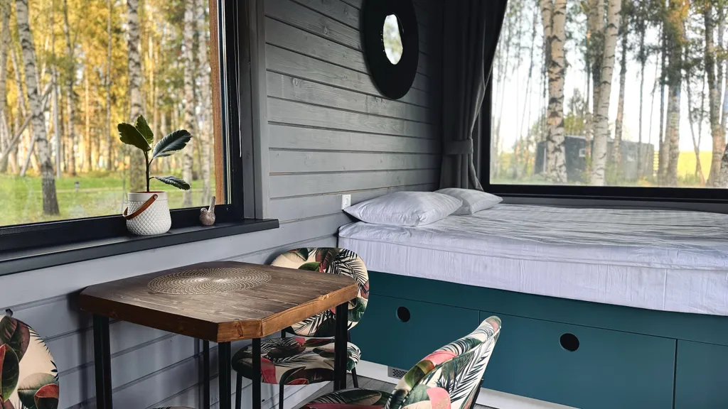 Студия в лесу с панорамным остеклением и террасой.