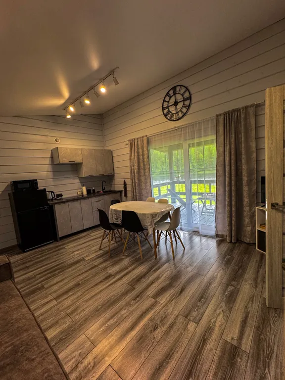 Просторный дом на берегу реки