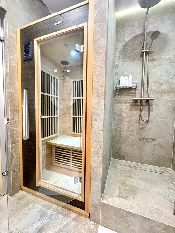 Студия бохо у набережной, с сауной, массажным креслом, проектором