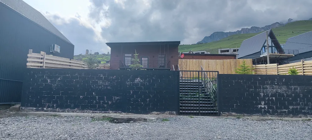 Коттедж с видом на горы и террасой