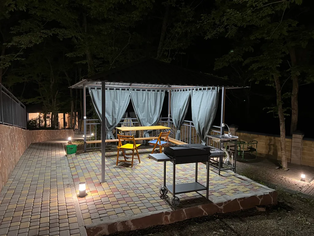 Домик в лесу с верандой и видом на море