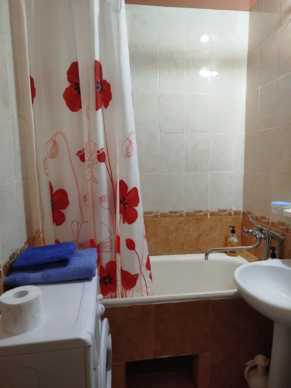 Квартира находится в центре района горный