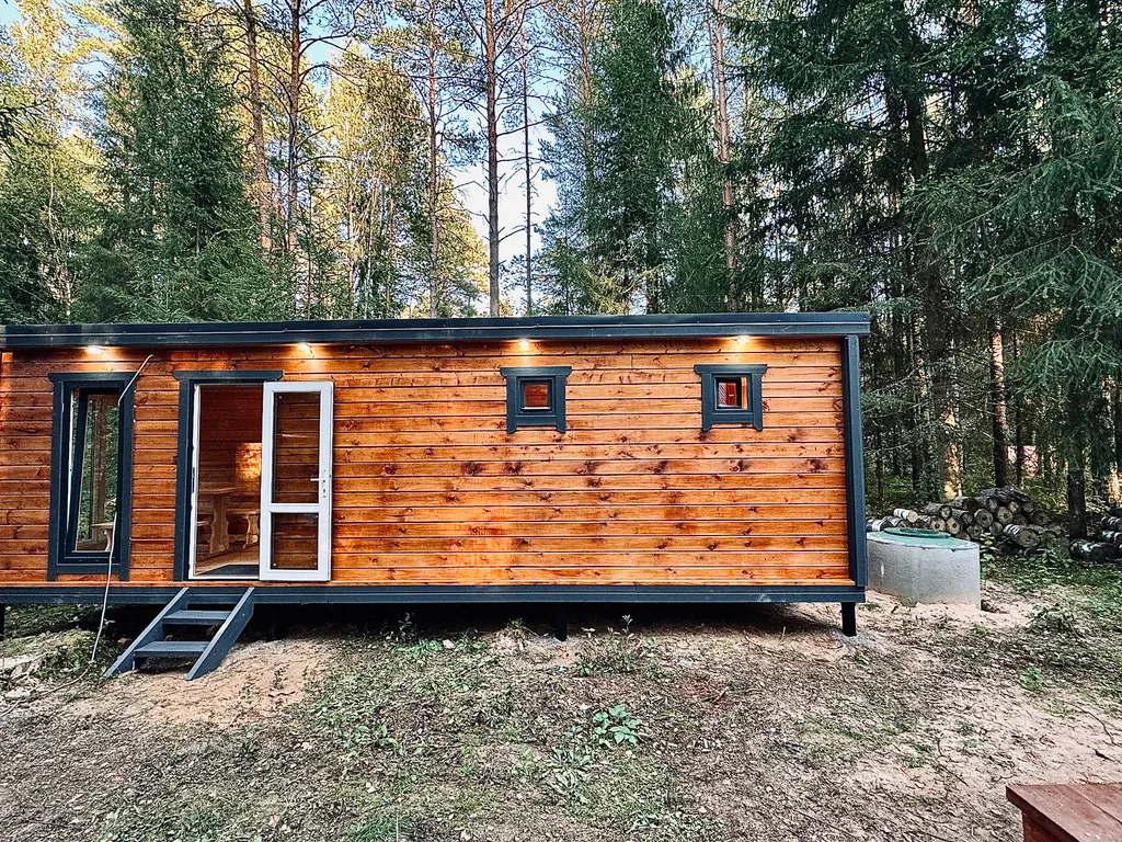 Дом A-frame с баней и джакузи под открытым небом в сосновом лесу