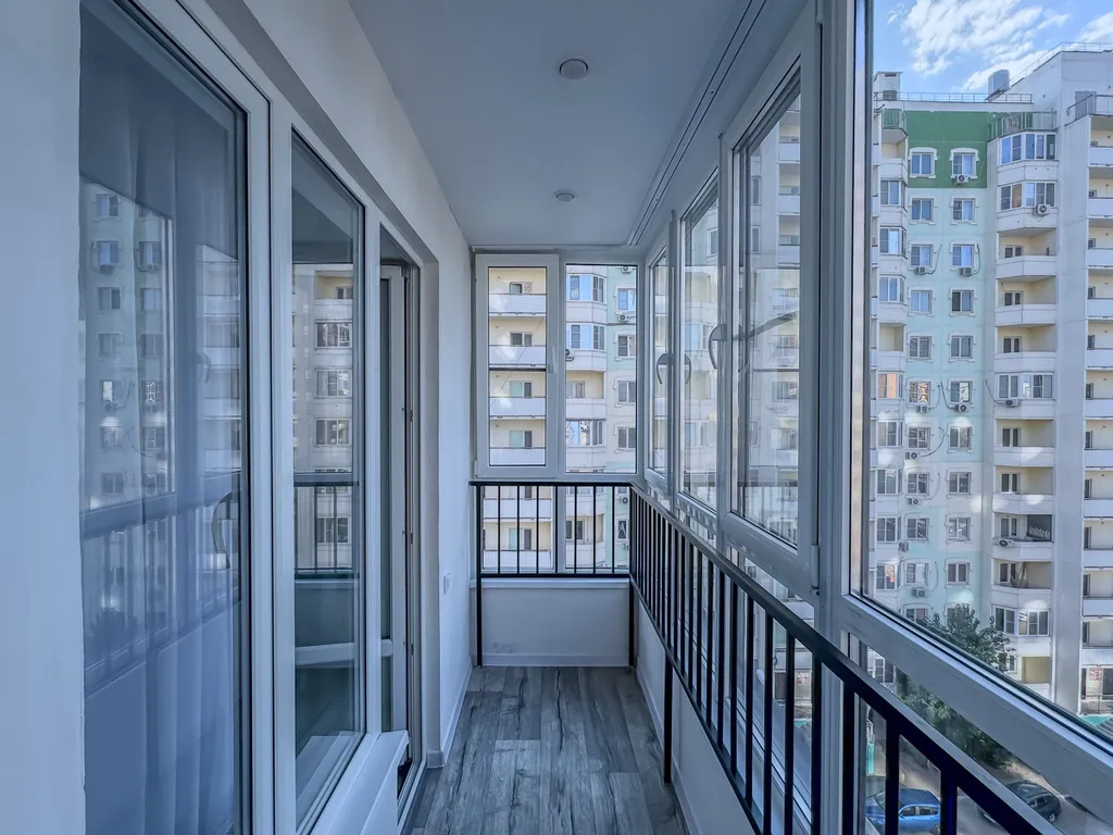 Просторная квартира с кухонной зоной и лоджией