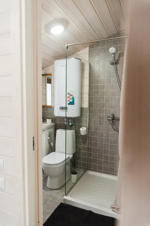 Дом с панорамными окнами в окружении леса