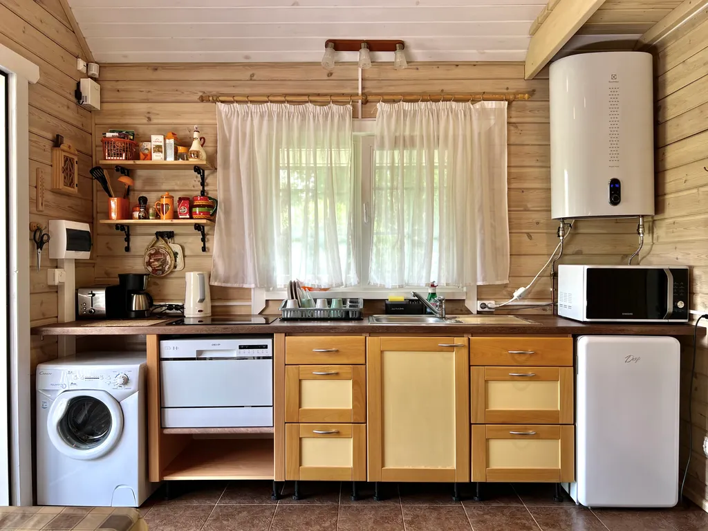 Маленький дом на берегу озера