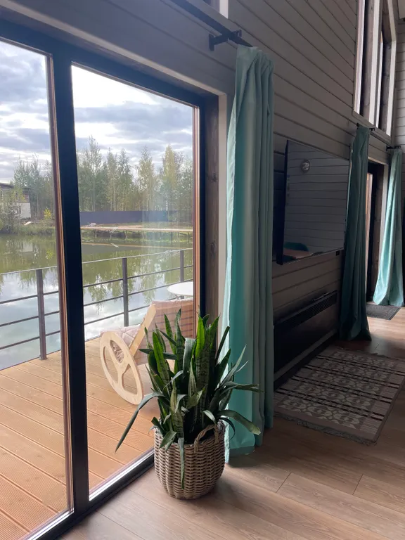 Дом с террасой с выходом на озеро