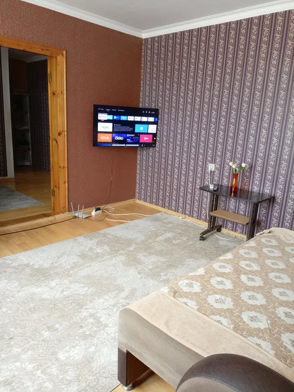 Рядом бассейн, парк