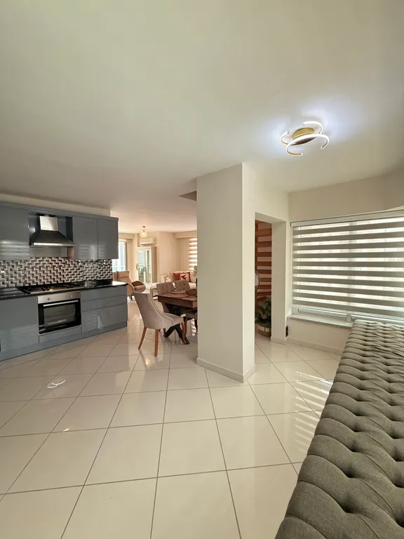 Двухуровневые апартаменты с видом на море и горы