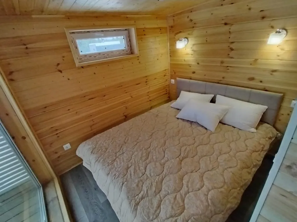 Дом с мангалом и окнами в лес