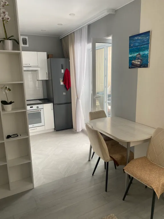 Хорошая, светлая  квартира в современном районе на берегу озера