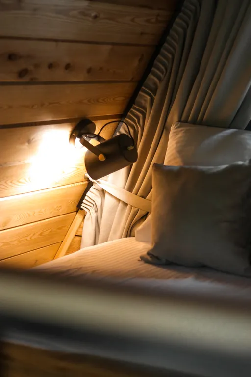 Треугольный домик с видом на лес и горы