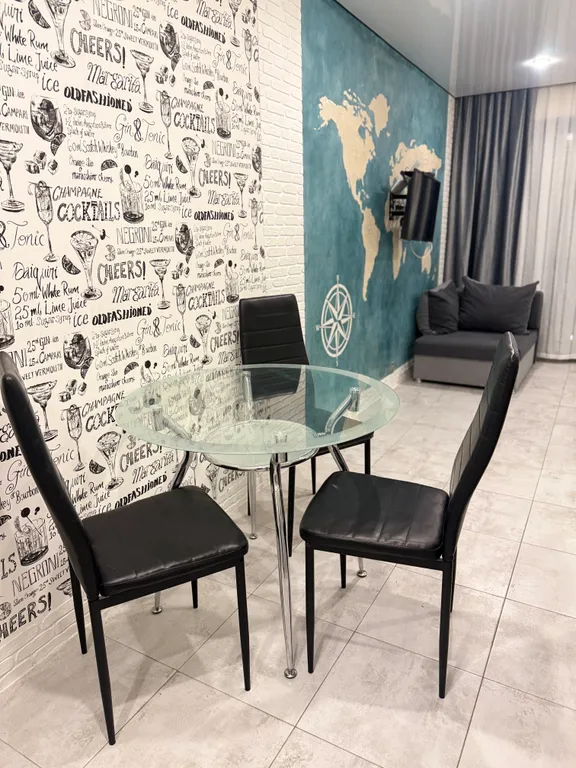 Студия с панорамными окнами и видом во двор