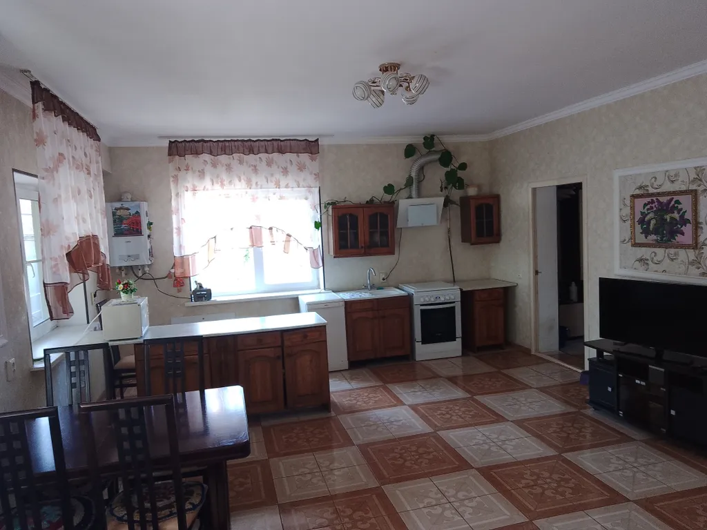 Уютный дом в пригороде с видом на море