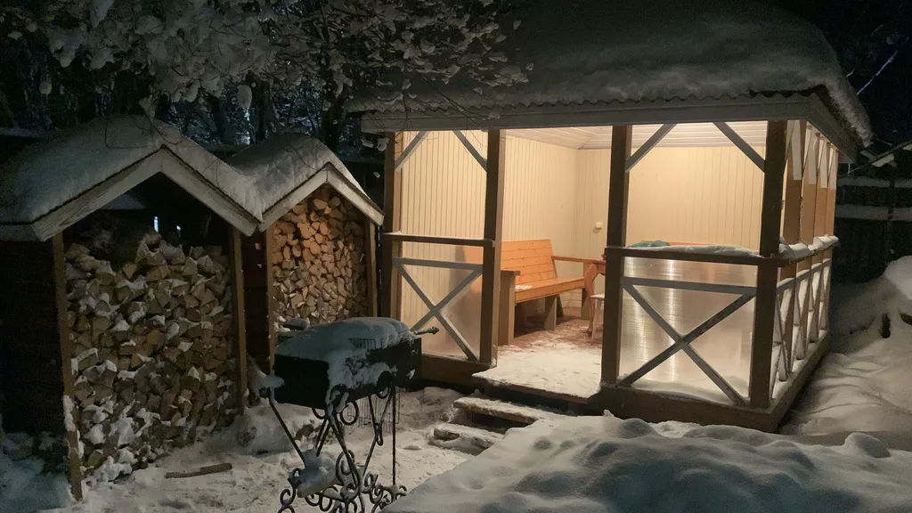 Коттедж Уютная и комфортная ХижInna с русской банькой в лесу у реки — Волхов