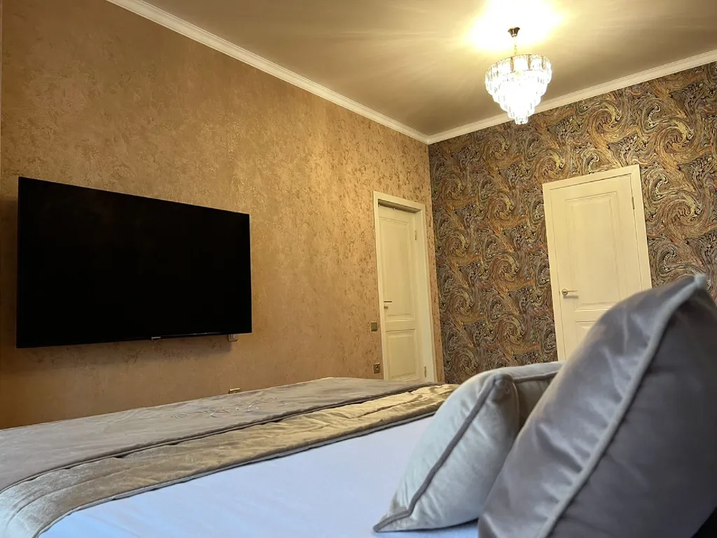 Космический вид из панорамных окон на горы