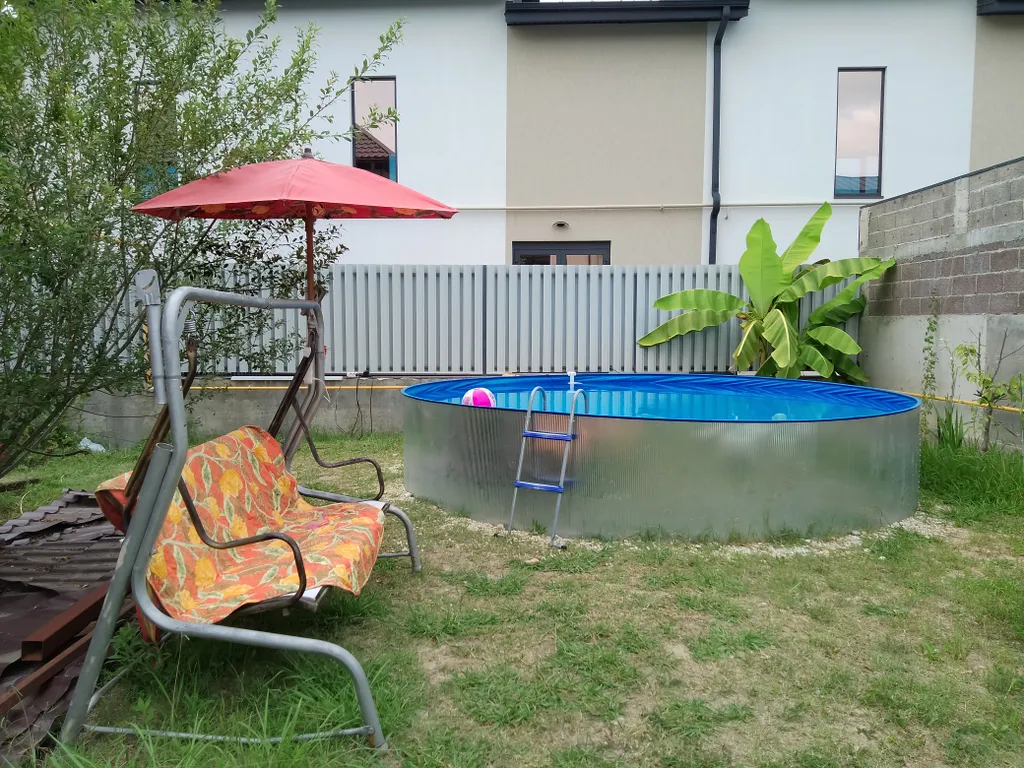 Дом с бассейном и террасой в коттеджном поселке