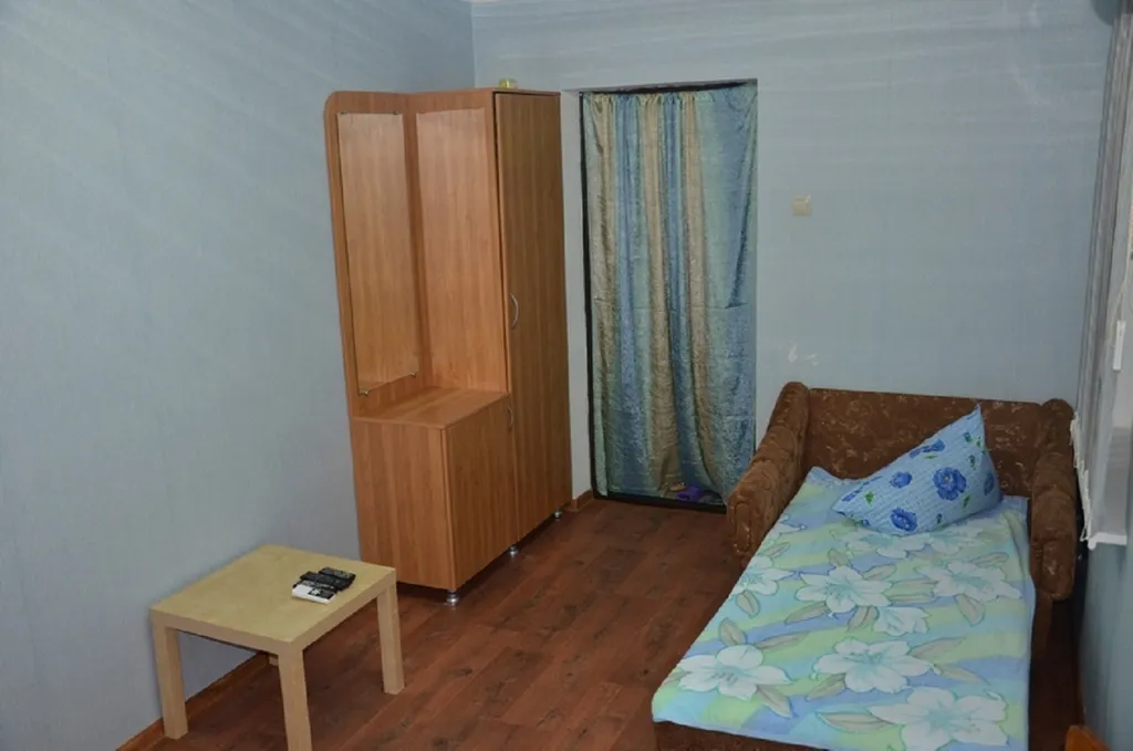 Небольшой трехместный номер с удобствами