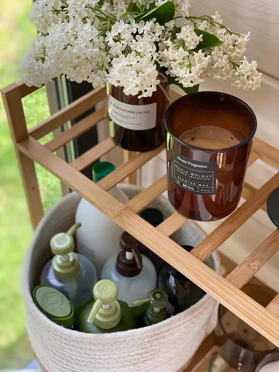 Скандинавский дом с ванной внутри и видом на лес