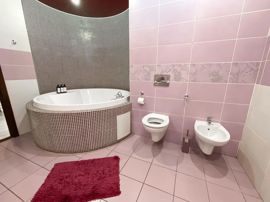 Семейная квартира с камином у ТЦ Аквамолл