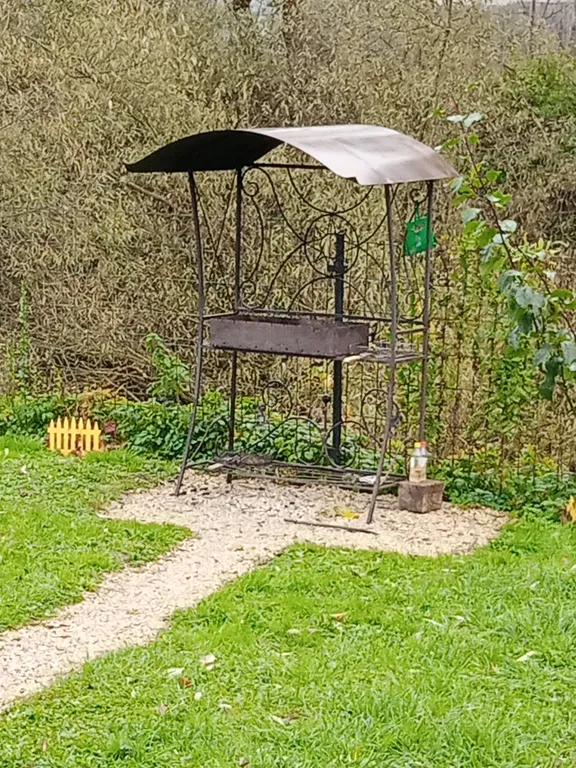 Уютный домик на берегу реки