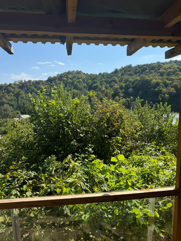 Деревенский домик с видом на горы