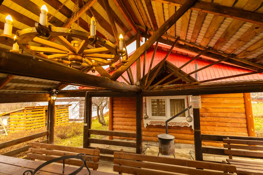 Бревенчатая изба с уникальной отделкой