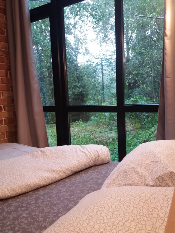 Дом на склоне холма у реки