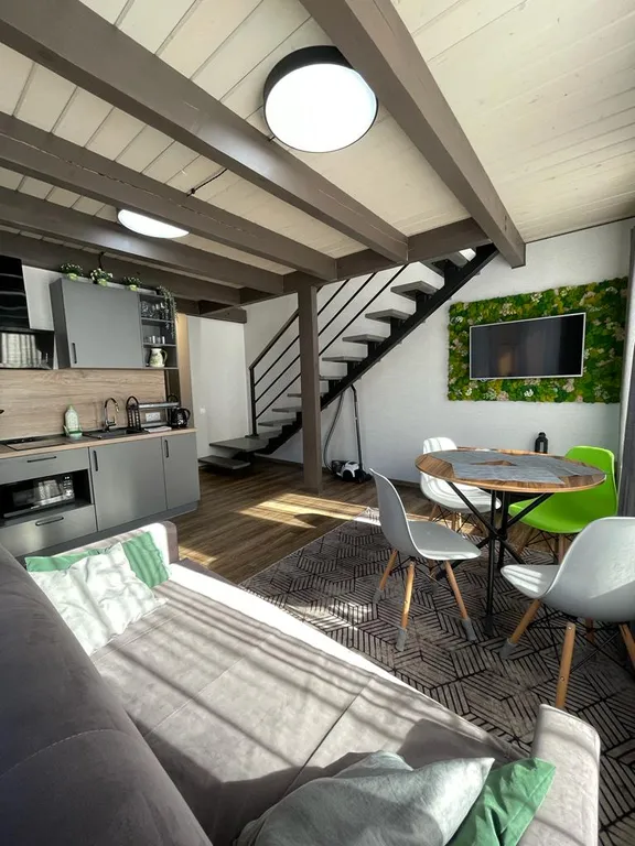 Уютная двухуровневая квартира с видом на горы