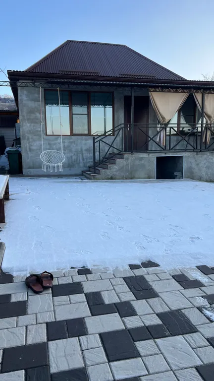 Частный дом за городом с видом на трассу и гору