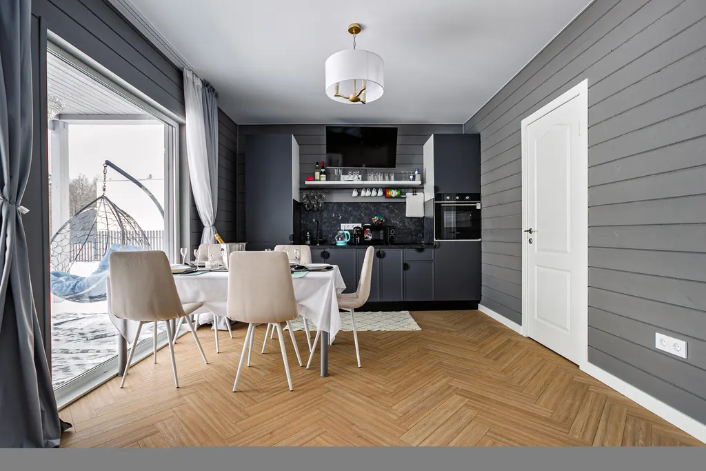 Grey House с дикими зайцами