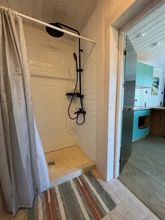 Домик на двоих на берегу Ладоги