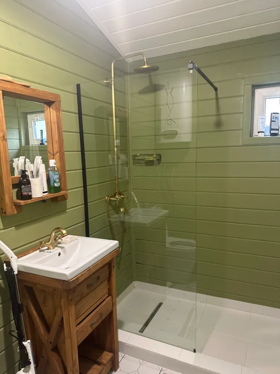 Домик в горах на берегу горной речки