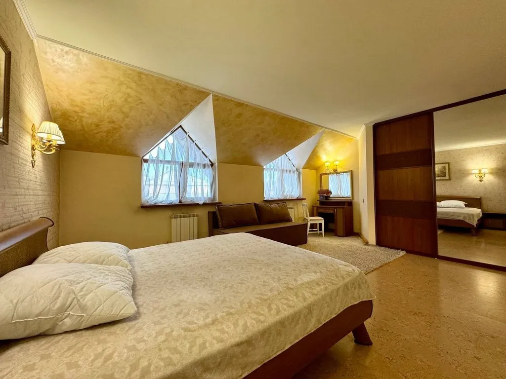 Дом с сауной и бассейном в черте города